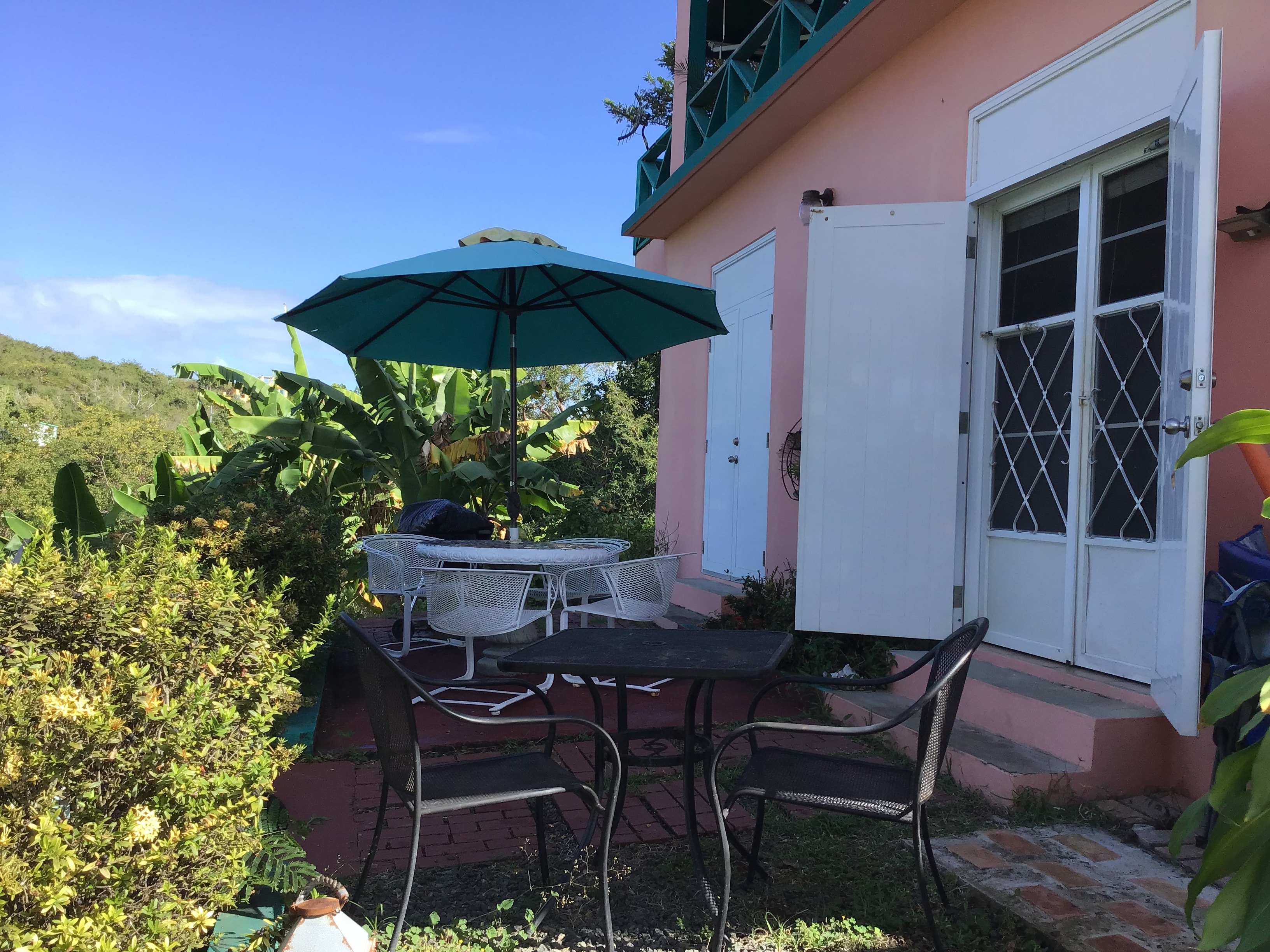 Gaviota outdoor patio with garden dining