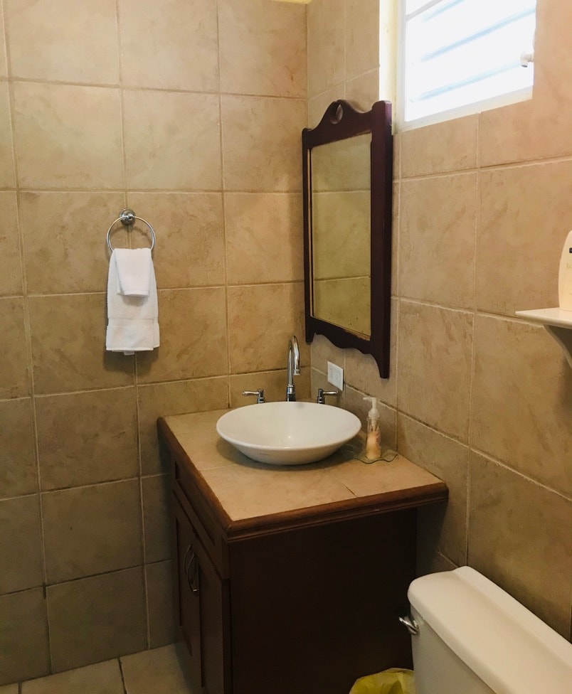 Pitirre bathroom with vessel sink