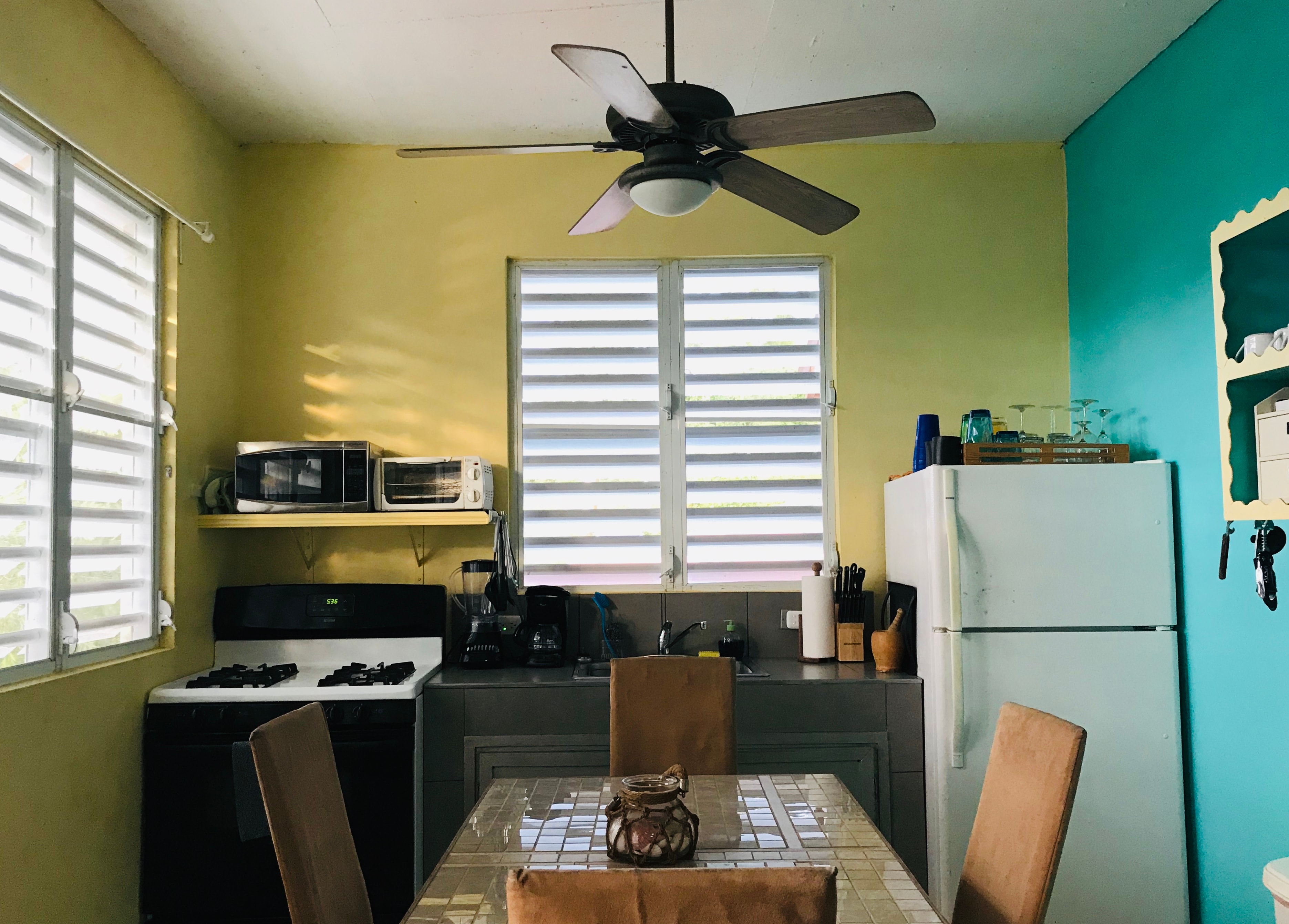 Pitirre fully equipped kitchen with dining table